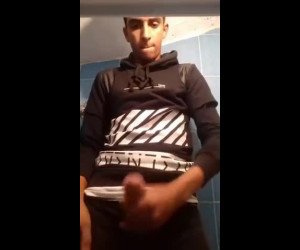 arab guy jerking off and cumming